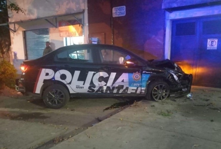 Uno de los móviles policiales siniestrados.