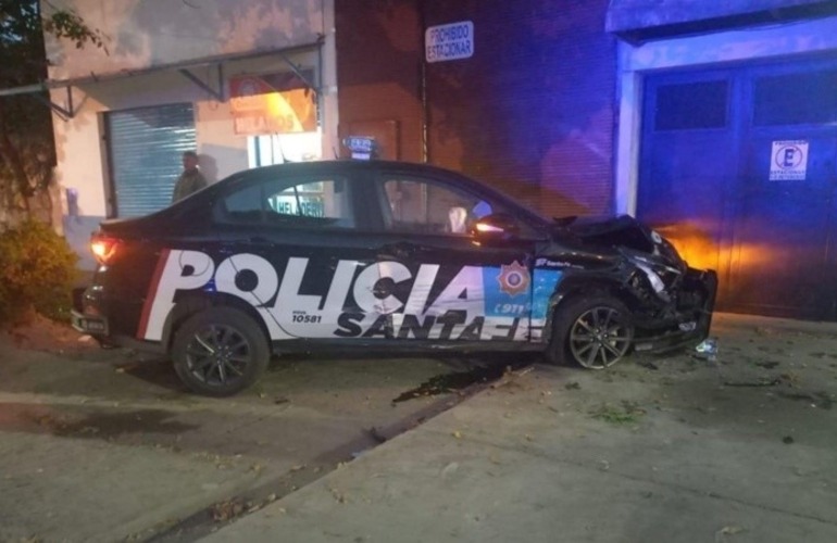 Uno de los m&oacute;viles policiales siniestrados.