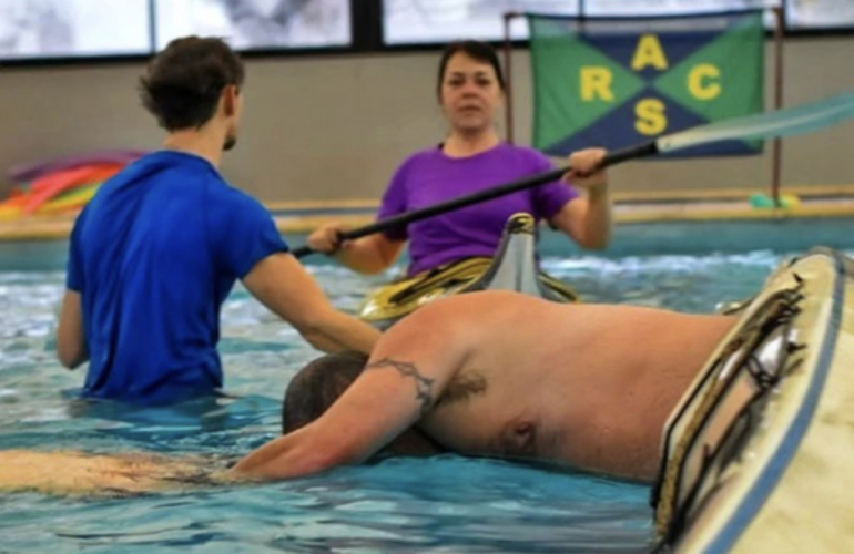 Imagen de Canotaje Rowing Club: Primer jornada de Roll y Rescates de Kayak en Pileta.