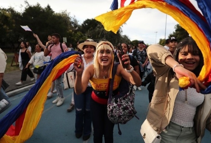 Miles de venezolanos decidieron vivir la jornada histórica en las calles. (EFE)