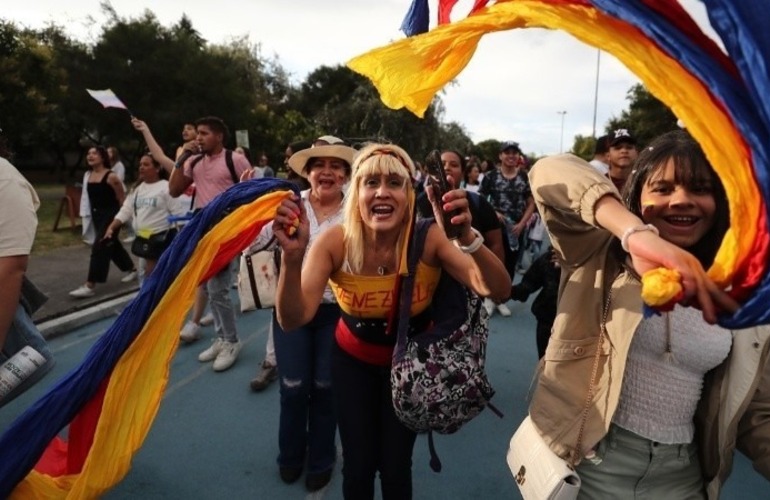 Miles de venezolanos decidieron vivir la jornada histórica en las calles. (EFE)