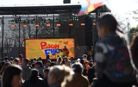Imagen de D&iacute;a de la Ni&ntilde;ez en el Parque Central, con la presencia de Pi&ntilde;on Fijo.