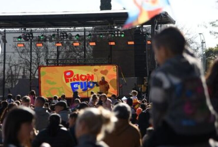 Imagen de Día de la Niñez en el Parque Central, con la presencia de Piñon Fijo.