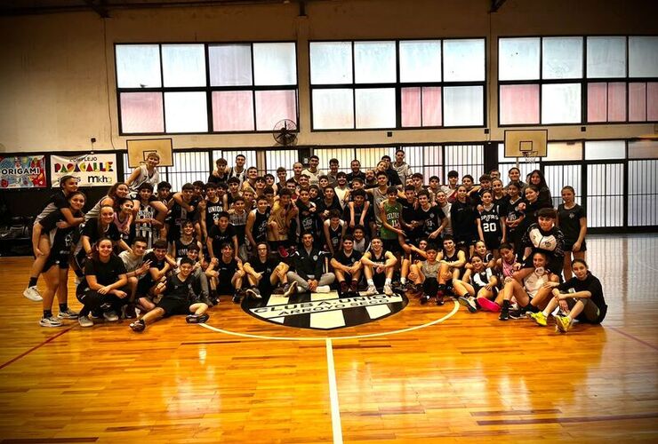 Imagen de Rodrigo Gallegos brind&oacute; una capacitaci&oacute;n para las inferiores de Uni&oacute;n.