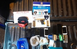 Los elementos secuestrados en el departamento del hombre arrestado. (Min. de Seg.)