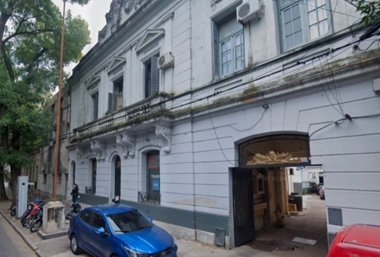 El acusado se presentó junto a su hija en la Comisaría de la Mujer. (Google Street View)