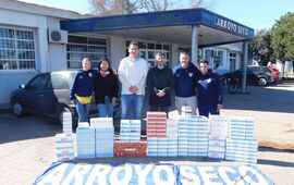 Imagen de Integrantes de la Pe&ntilde;a Arroyo Seco es de Boca, entregaron medicamentos al S.A.M.Co local.