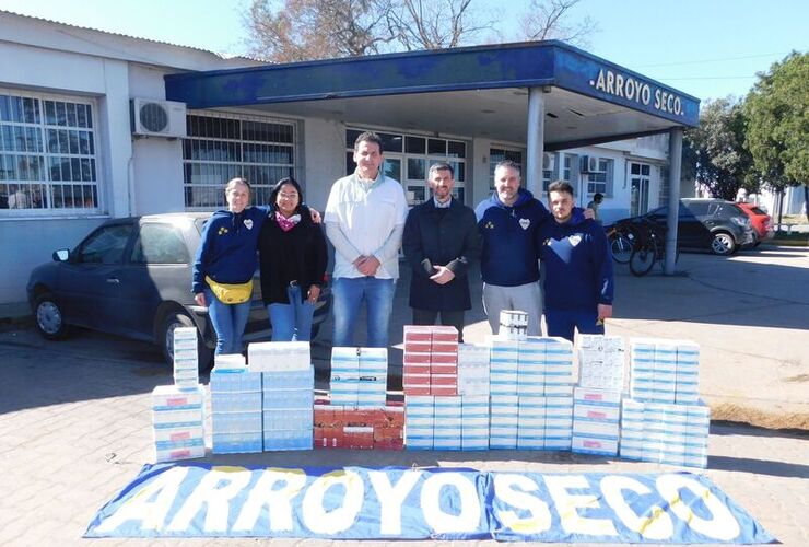 Imagen de Integrantes de la Peña Arroyo Seco es de Boca, entregaron medicamentos al S.A.M.Co local.