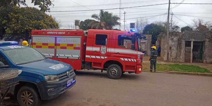 Bomberos de Arroyo Seco acudieron al lugar.