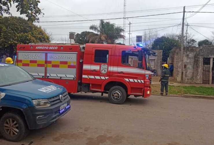 Bomberos de Arroyo Seco acudieron al lugar.