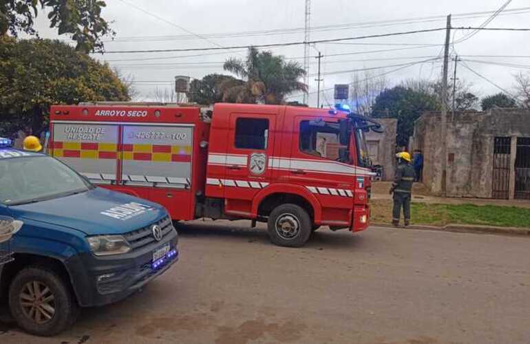 Bomberos de Arroyo Seco acudieron al lugar.