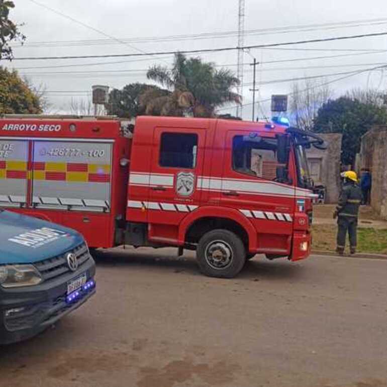 Bomberos de Arroyo Seco acudieron al lugar.