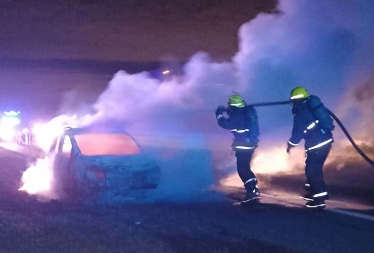 Imagen de Incendio de un auto en autopista