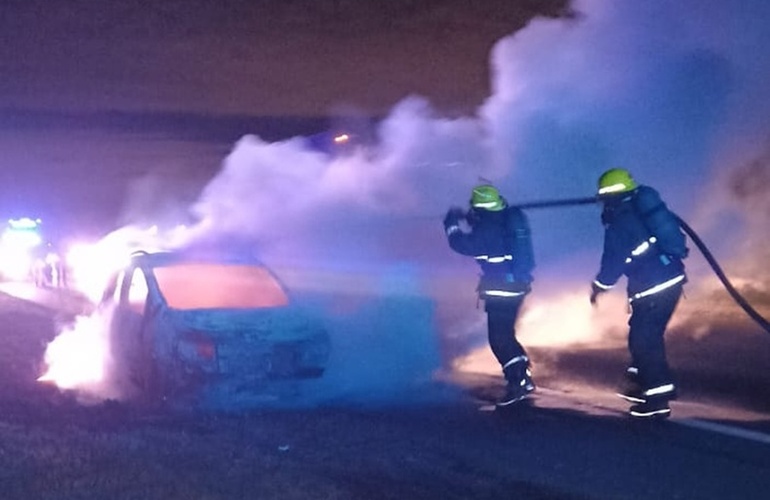 Imagen de Incendio de un auto en autopista