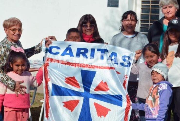 Imagen de Alvear: Donación de cuadernos a Cáritas