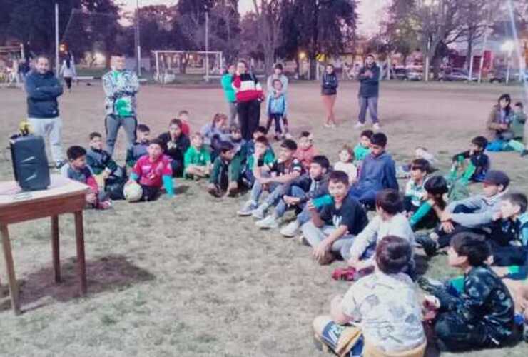 Imagen de Alejo Velacoz, jugador juvenil de N.O.B. visitó a los Amigos de la Estación.