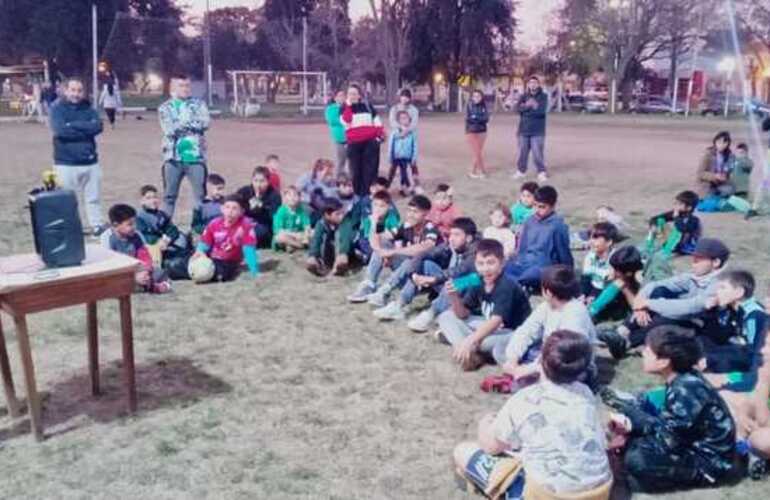 Imagen de Alejo Velacoz, jugador juvenil de N.O.B. visitó a los Amigos de la Estación.