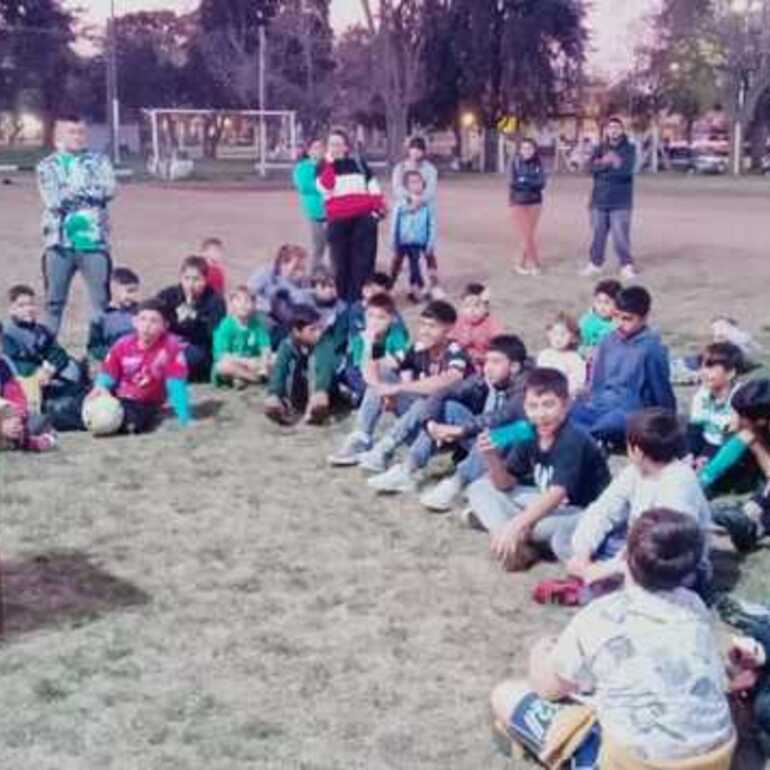 Imagen de Alejo Velacoz, jugador juvenil de N.O.B. visitó a los Amigos de la Estación.