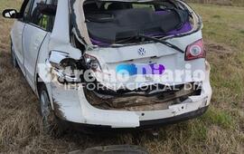 Imagen de Sobre autopista: Choque entre auto y cami&oacute;n