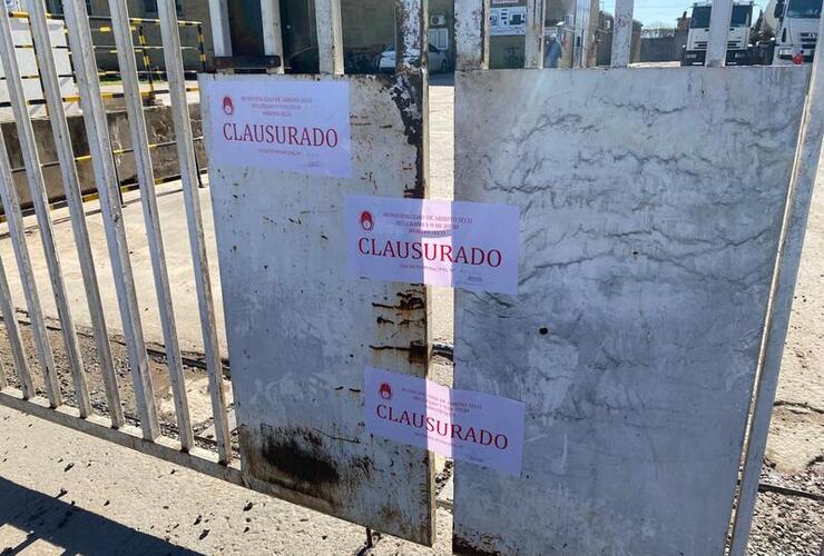 La empresa de zona norte derramó una sustancia indebida en una cuneta.