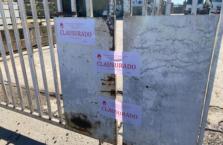 La empresa de zona norte derramó una sustancia indebida en una cuneta.