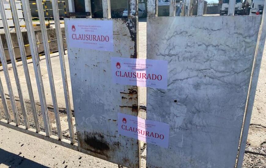 La empresa de zona norte derramó una sustancia indebida en una cuneta.