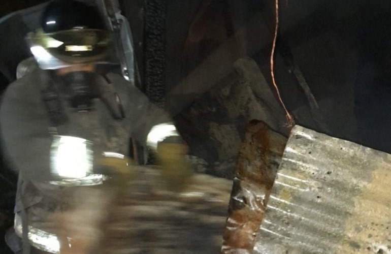 Imagen de Un hombre muri&oacute; tras quedar atrapado debajo de su casilla que se desplom&oacute; al incendiarse