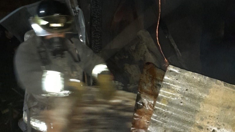 Imagen de Un hombre murió tras quedar atrapado debajo de su casilla que se desplomó al incendiarse