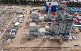 La central se emplaza a la vera de Ruta 21 en el acceso sur a la ciudad