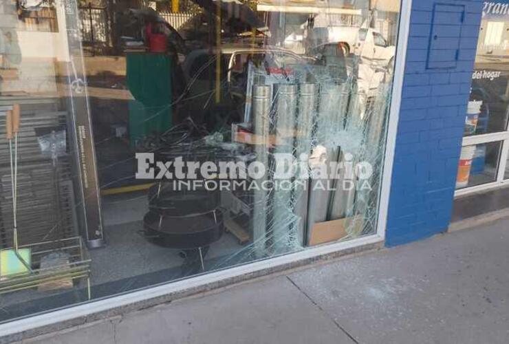 Belgrano al 1100. Así le dejaron la vidriera al comerciante.