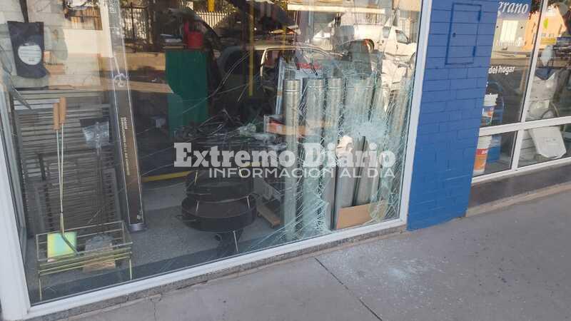 Belgrano al 1100. As&iacute; le dejaron la vidriera al comerciante.