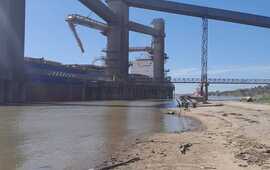 Imagen de Alerta en el R&iacute;o Paran&aacute;: Descenso cr&iacute;tico en el nivel de agua pone en riesgo las operaciones comerciales que dependen del transporte fluvial.