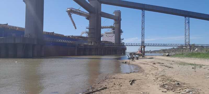 Imagen de Alerta en el Río Paraná: Descenso crítico en el nivel de agua pone en riesgo las operaciones comerciales que dependen del transporte fluvial.