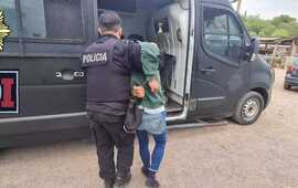 El momento de la detenci&oacute;n y traslado del individuo arrestado este lunes.