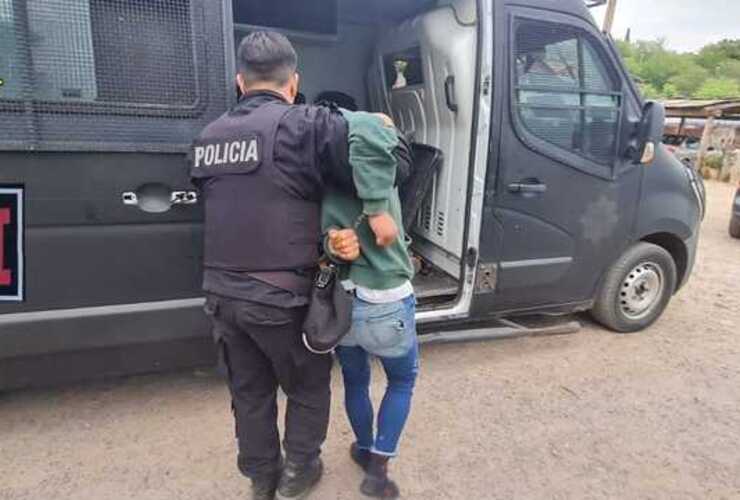 El momento de la detención y traslado del individuo arrestado este lunes.