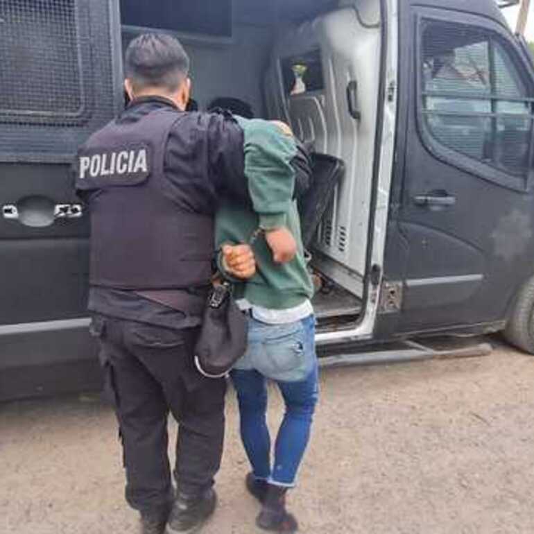 El momento de la detención y traslado del individuo arrestado este lunes.