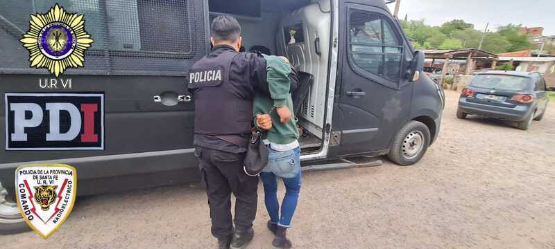 El momento de la detenci&oacute;n y traslado del individuo arrestado este lunes.