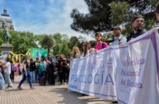 Docentes, estudiantes y no docentes se reunieron este miércoles en la plaza San Martín. (Archivo/Rosario3)