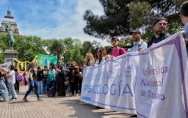 Docentes, estudiantes y no docentes se reunieron este mi&eacute;rcoles en la plaza San Mart&iacute;n. (Archivo/Rosario3)