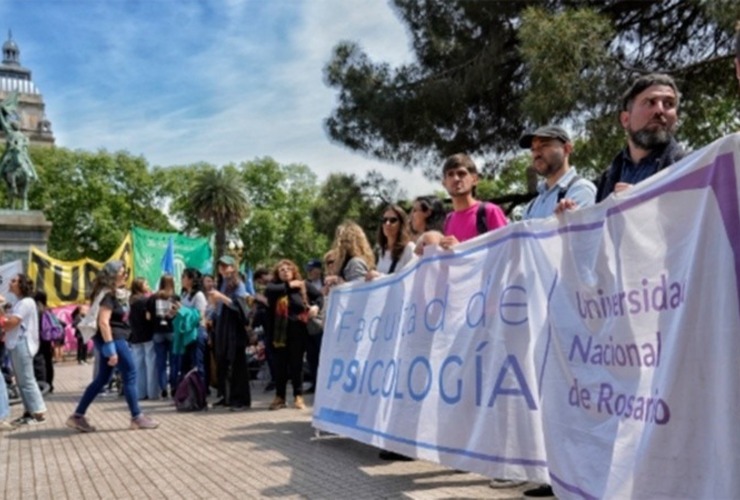 Docentes, estudiantes y no docentes se reunieron este miércoles en la plaza San Martín. (Archivo/Rosario3)