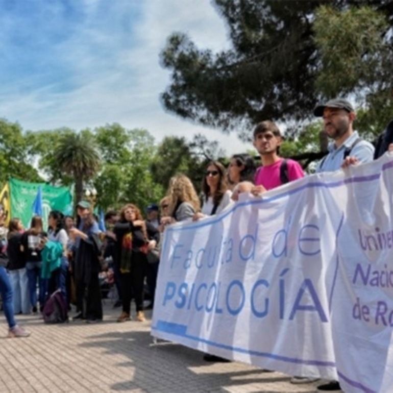 Docentes, estudiantes y no docentes se reunieron este miércoles en la plaza San Martín. (Archivo/Rosario3)