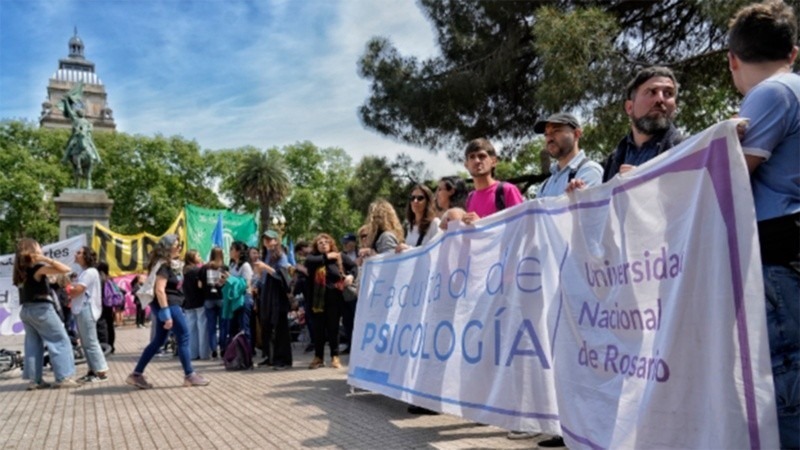 Docentes, estudiantes y no docentes se reunieron este miércoles en la plaza San Martín. (Archivo/Rosario3)