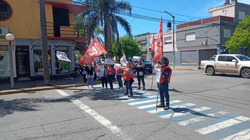 Representantes de escuelas primarias y secundarias autoconvocados