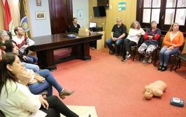 Imagen de Continúan las capacitaciones de RCP y manejo de DEA para empleados municipales