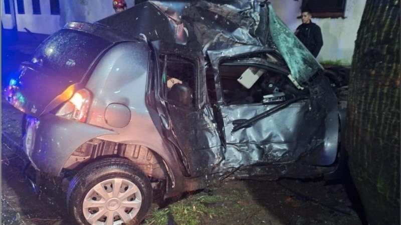 El vehículo se encontraba sobre el sendero del Parque de la independencia. (URII)