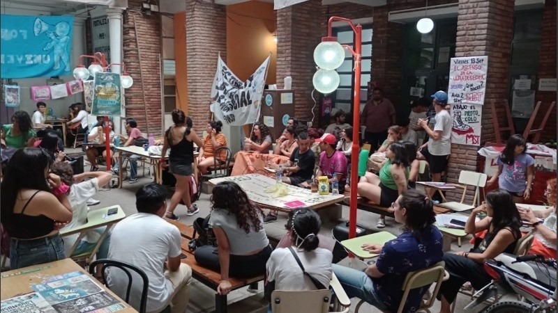 Asamblea estudiantil en Jujuy. (@keilazequeiross)