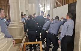 Imagen de Allanamientos y detenciones de gremialistas en Rosario por los incidentes en la Legislatura durante la aprobación de la reforma jubilatoria