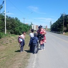 Hace casi dos años que van caminando a la escuela.