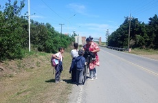 Hace casi dos años que van caminando a la escuela.