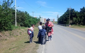 Hace casi dos años que van caminando a la escuela.